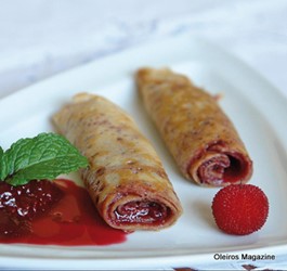 crepes de medronho com molho de frutos silvestrescorespeq.jpg